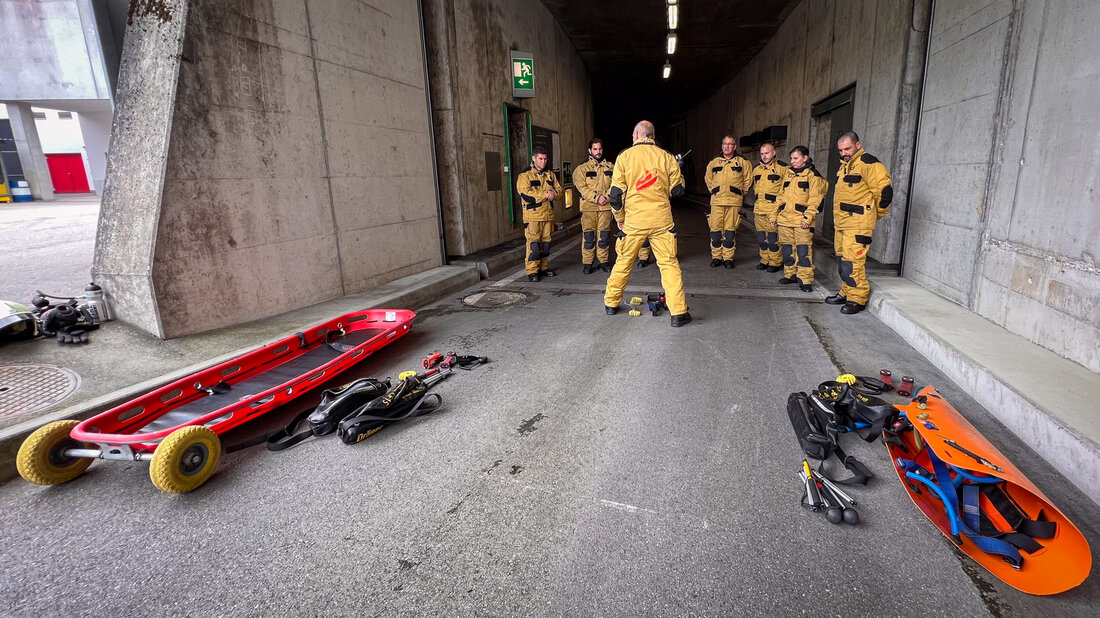 Feuerwehrangehörige erhalten eine Einführung zu den Hilfsmitteln für das Suchen & Retten im Tunnel