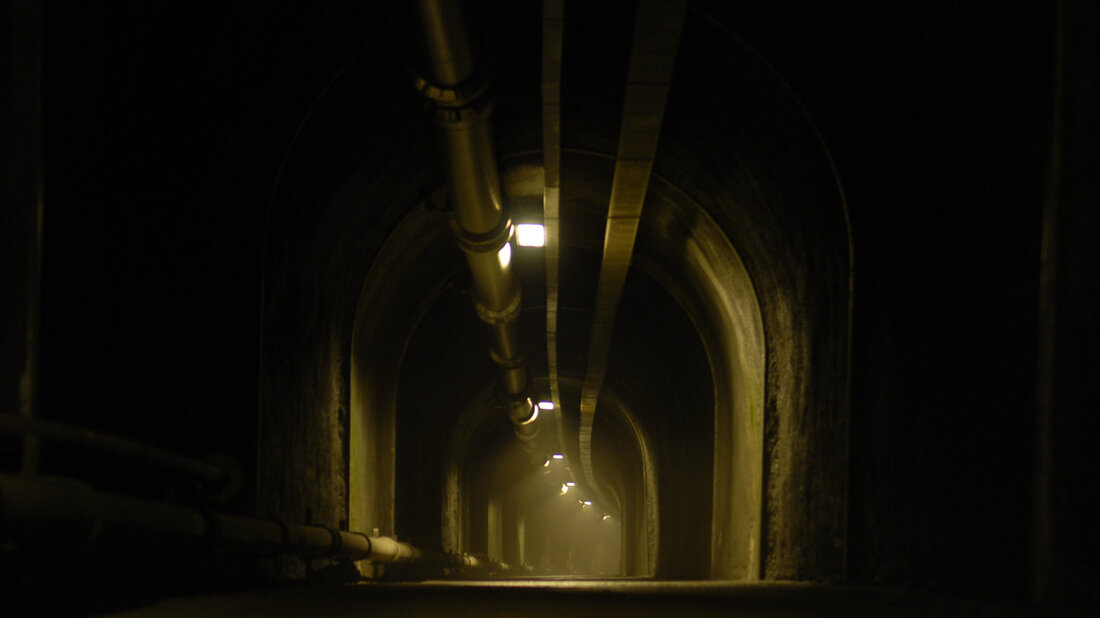 Vue de la galerie de sécurité du tunnel routier du Saint-Gothard