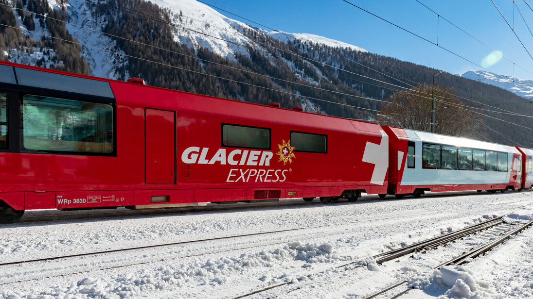 Bild des Glacier-Express auf verschneiten Schienen