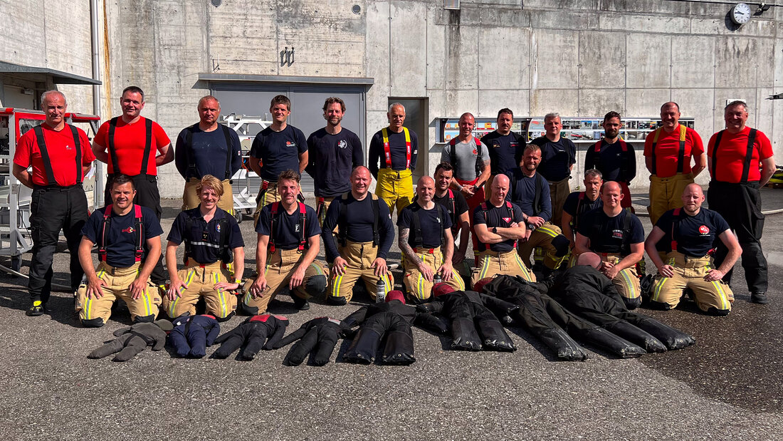 Feuerwehrangehörige aus Belgien nach dem Intensivkurs Tiefgarage