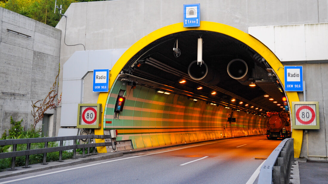 Entrée d’un tunnel avec indications de la fréquence radio utilisée dans l’ouvrage