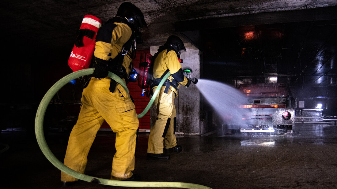 Ausbildung für die Brandbekämpfung bei einem Fahrzeugbrand in einer Tiefgarage
