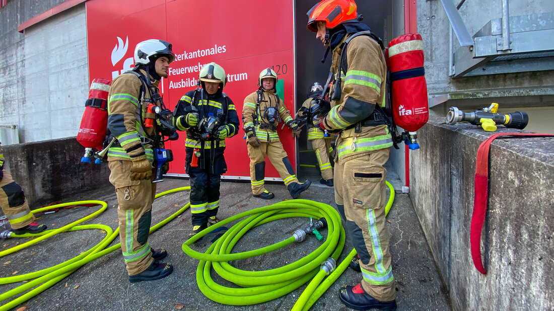 Des sapeurs-pompiers autrichiens participent au cours intensif «Parkings souterrains». Des sapeurs-pompiers devant le parking souterrain d’entraînement.