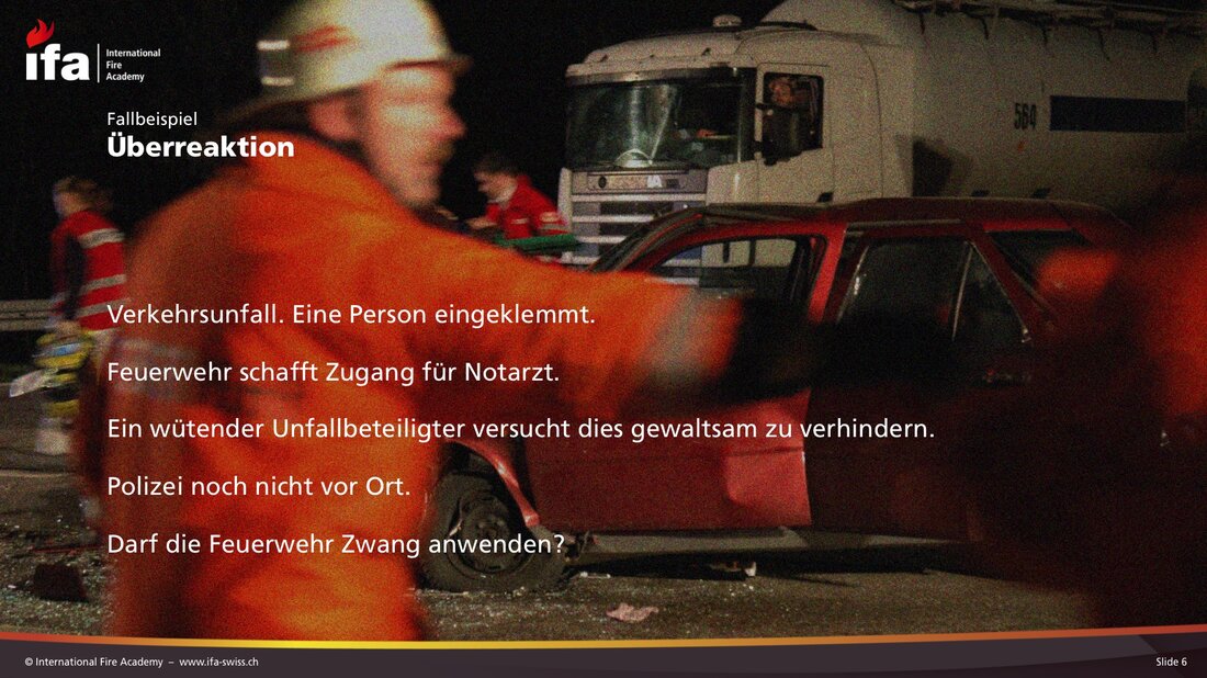 Feuerwehrangehöriger regelt die Situation an einer Unfallstelle