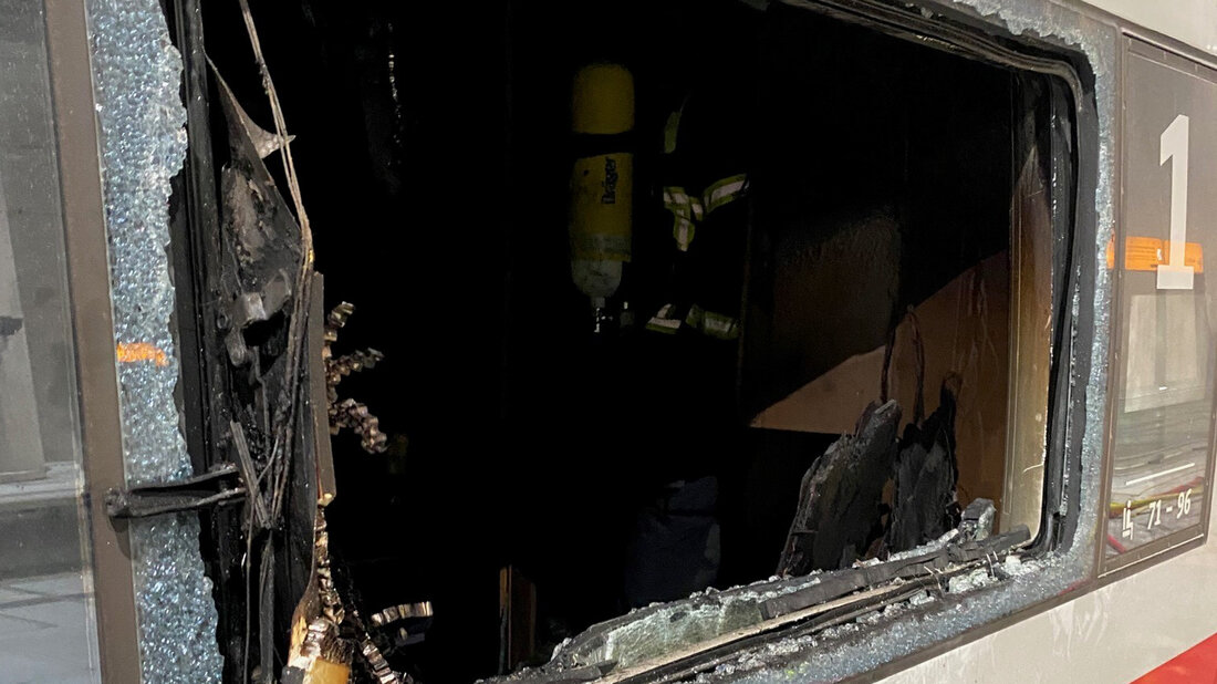 ICE-Brand Köln Blick in das 1. Klasse-Abteil nach den Löscharbeiten am ICE in Köln