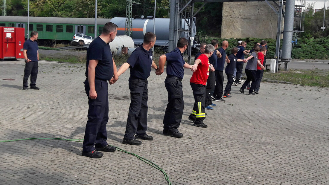 Firefighters practice problem solving and coordination under time pressure for firefighting operations in tunnels