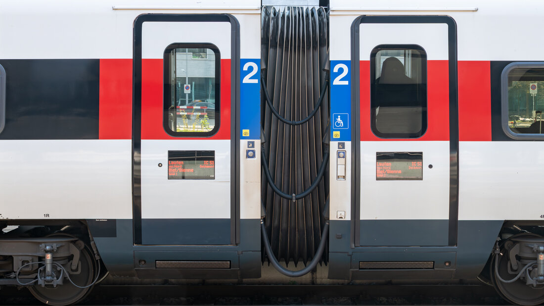 Reisezug 1 Detailfoto von einem Übergang zwischen zwei Reisezugwagen