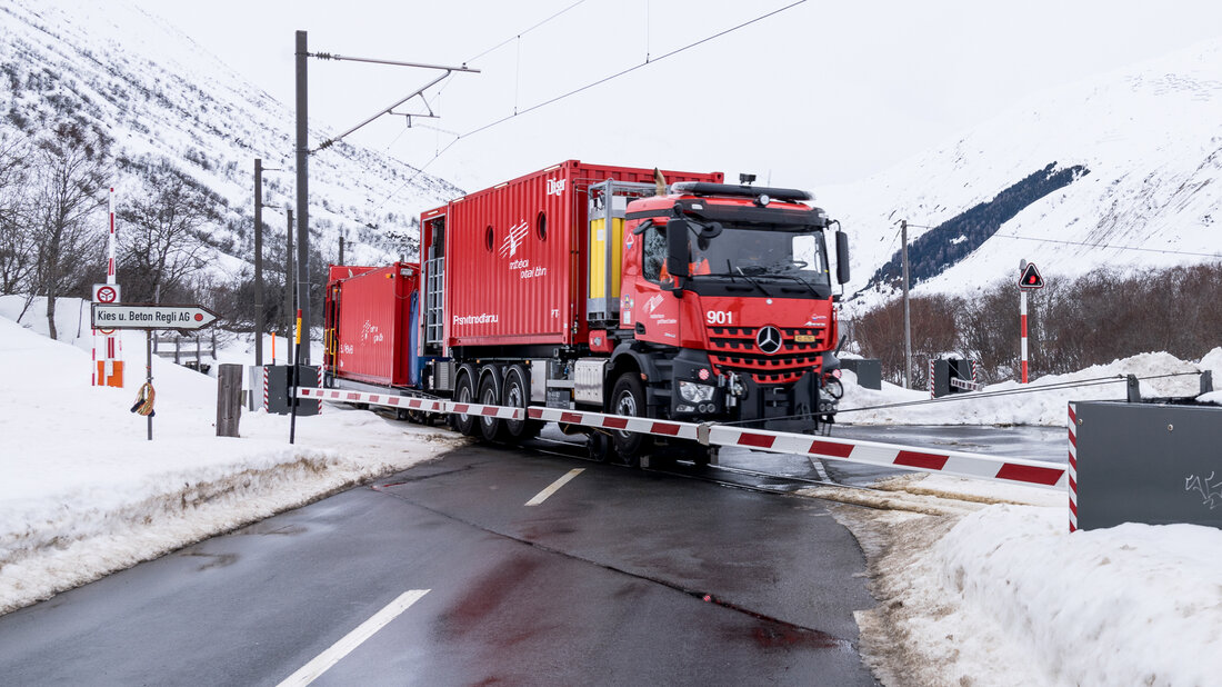 The tunnel rescue configuration of the Matterhorn Gotthard Railway consists of two road-rail vehicles with positive pressure air systems and a rail-mounted medical vehicle. 
