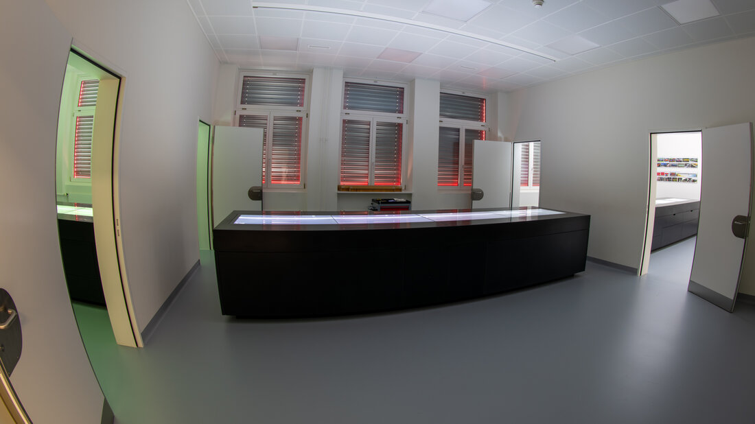 Salle de simulations sur plans du nouveau centre tactique équipée de tables numériques de simulation