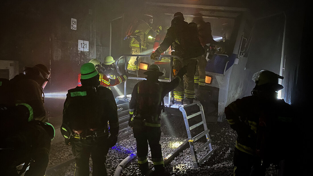 Ausbildung im Bahn-Übungstunnel Ausbildung im Bahn-Übungstunnel der International Fire Academy