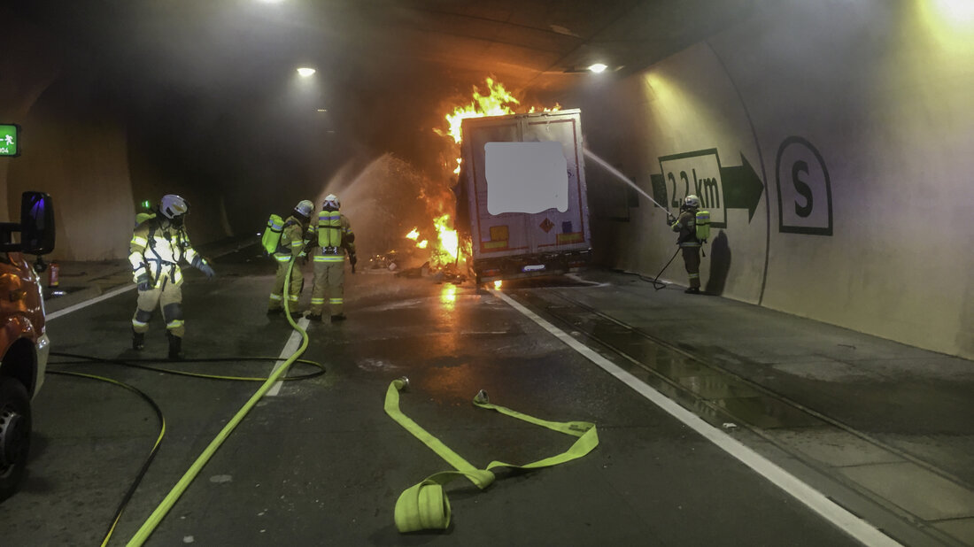 L’image montre un incendie de poids lourd dans le tunnel du Tauern.