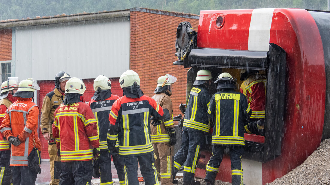 Sauvetage de personnes dans un véhicule ferroviaire renversé. Des sapeurs-pompiers s’entraînent à sauver des personnes dans un véhicule ferroviaire qui s’est renversé.