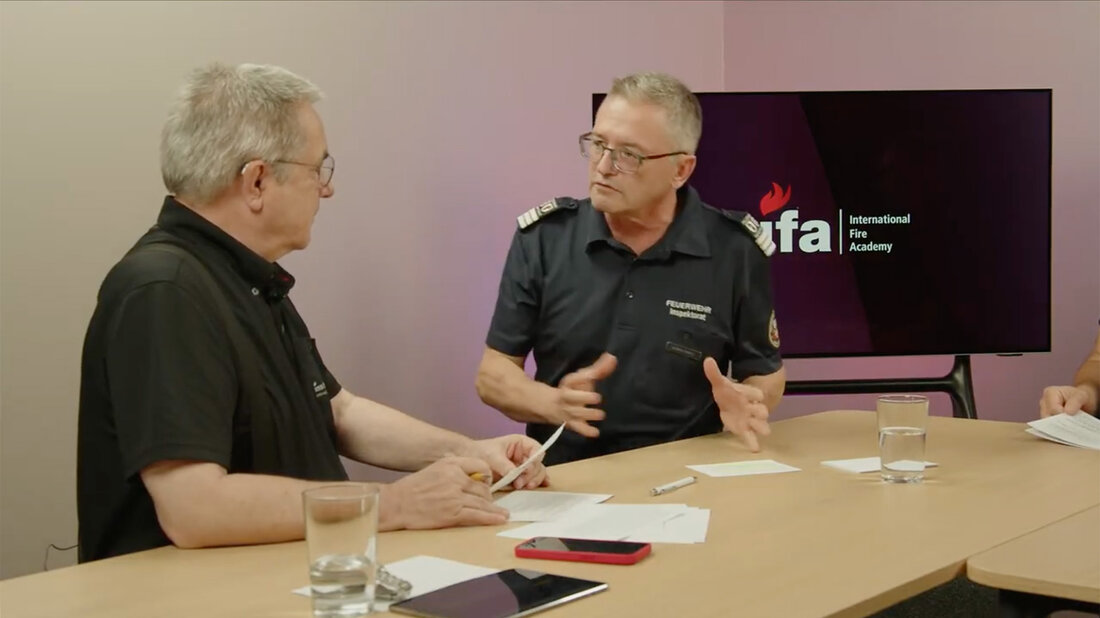Brauner-Stampfli1 Werner Stampfli explains to Christian Brauner where he sees a need for development of fire services.