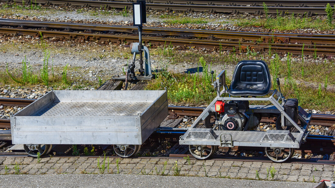 Motorgetriebene Draisine der Rhätischen Bahn AG mit einem Anhänger 