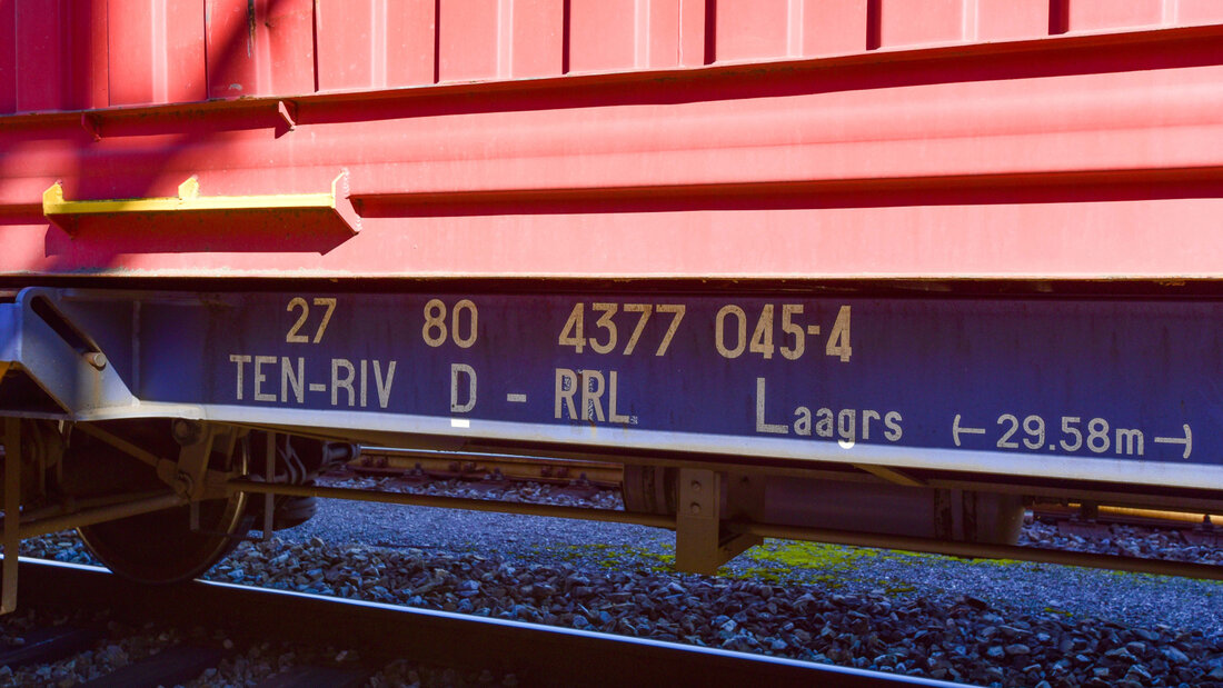 Detailaufnahme eines Güterwagens, die unter anderem die UIC-Nummer zeigt. Sie ist für die Identifikation der Ladung wichtig.