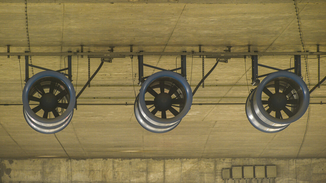 An der Decke montierte Ventilatoren in einem Strassentunnel 