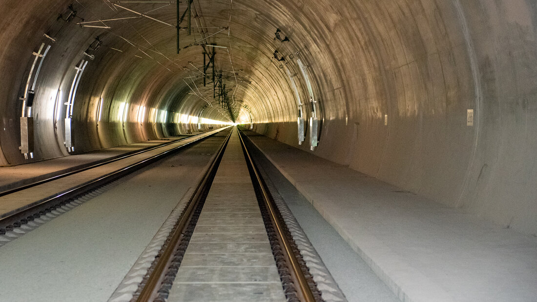 Bahntunnel mit einer festen Fahrbahn, die auch von Feuerwehr-Strassenfahrzeugen befahren werden kann.