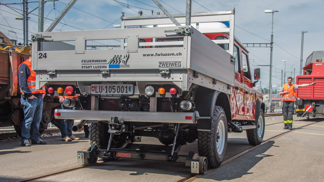 Road-rail vehicle of the fire service of the city of Lucerne while rerailing