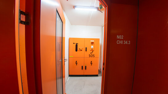Vue de l’intérieur d’une niche de secours dans un tunnel routier