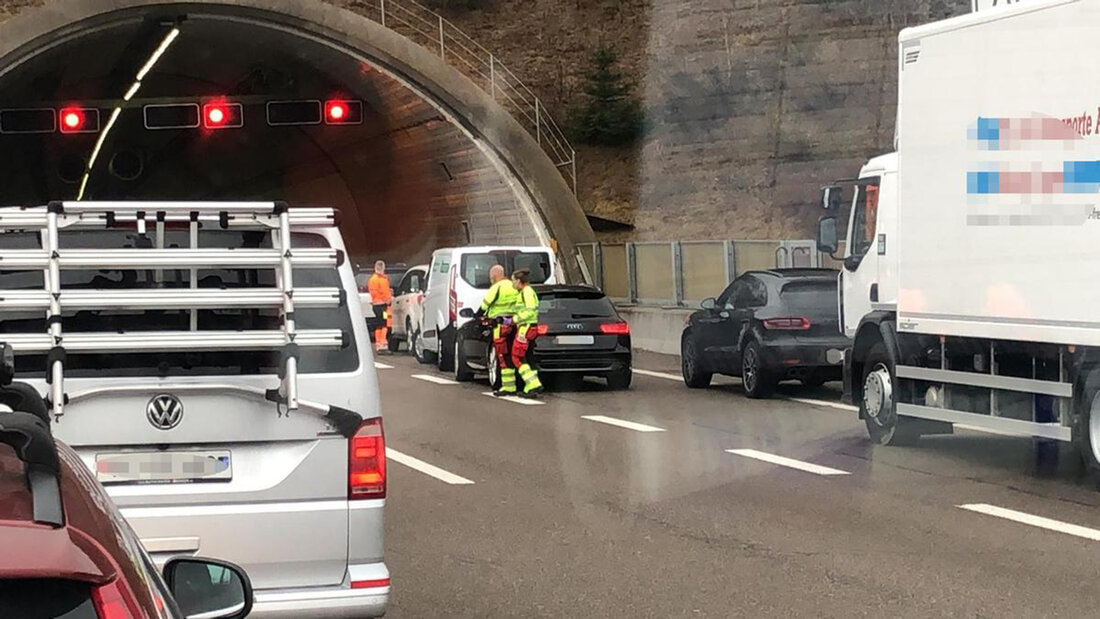 Rote Ampeln am Portal des Aeschertunnels