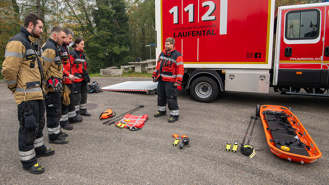 Ausrüstung Feuerwehrangehörige prüfen die Ausrüstung auf Vollständigkeit