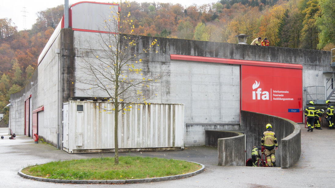 Trois ventilateurs sont positionnés devant le parking d’exercice