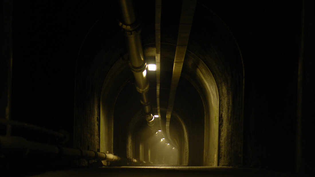 Blick in den Sicherheitsstollen des Gotthard Strassentunnels