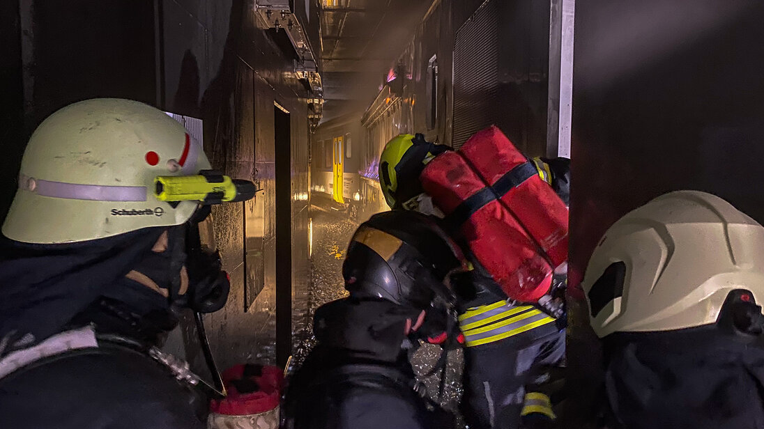 Des sapeurs-pompiers s’exercent dans le tunnel d’entraînement ferro-viaire en vue d’éventuelles interventions sur la ligne ICE VDE 8.1