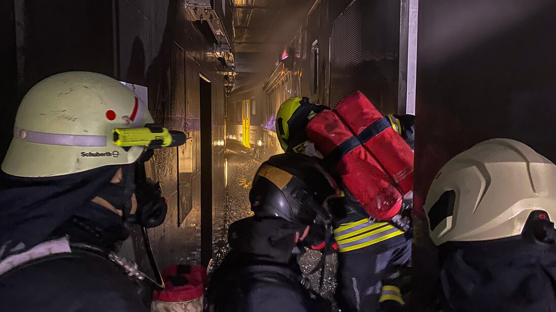 Ausbildung für die ICE-Strecke VDE 8.1 Feuerwehrangehörige trainieren im Bahn Übungstunnel für mögliche Einsätze auf den ICE-Strecke VDE 8.1