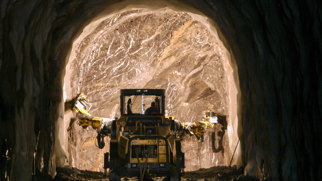 Machine de chantier lors de l'avancement pour le tunnel d'exercice à Lungern