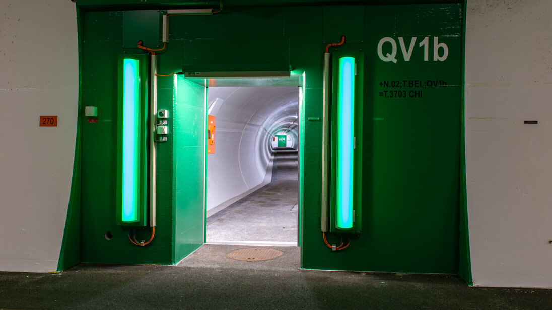Vue par une sortie de secours dans une galerie de sécurité menant vers le tube parallèle