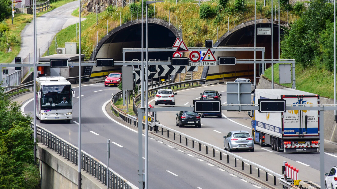 Traffic situation at the tunnel portal Traffic situation at the tunnel portal