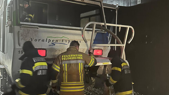 Des sapeurs-pompiers effectuent une recherche dans une automotrice