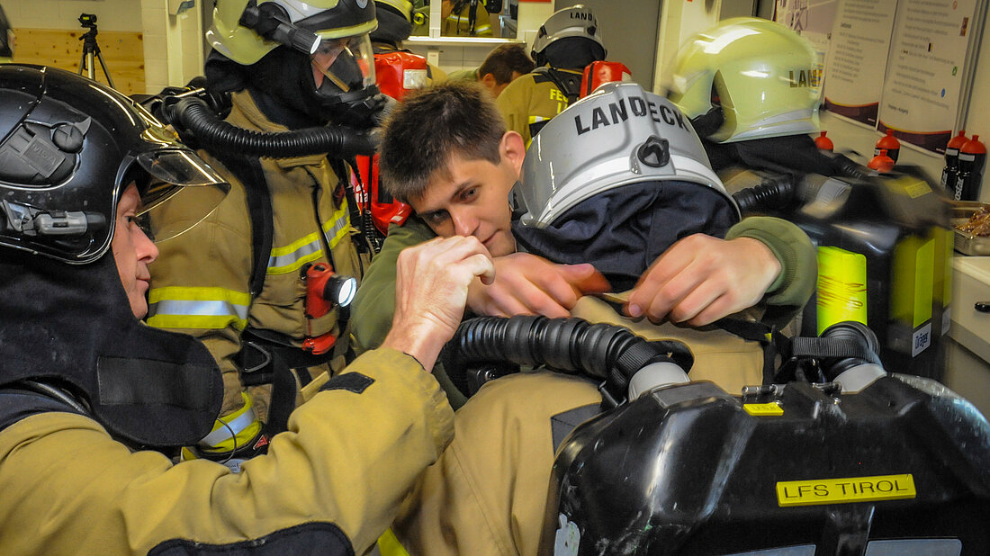 Bereits das Anlegen des Atemschutzgerätes kann dazu beitragen, im Einsatz Zeit und Kraft zu sparen
