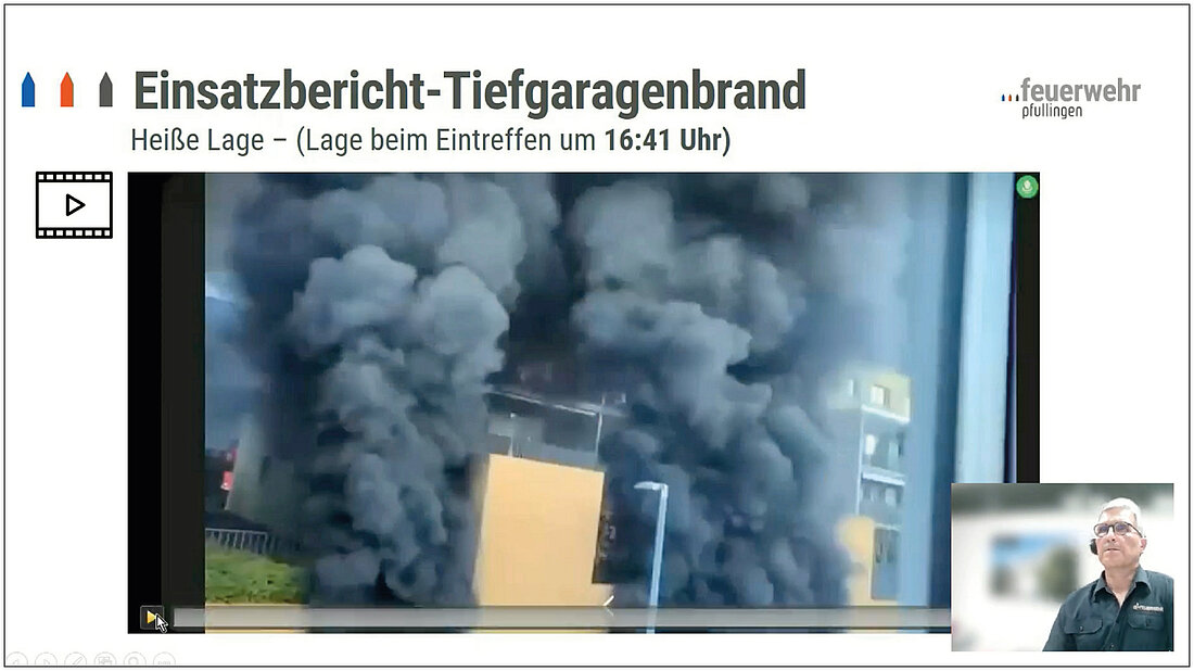 TG-Brand Pfullingen1 Dicker Rauch quillt aus der Öffnung einer Tiefgarage, in der drei PKW brennen.