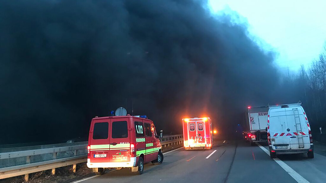 Rauch steigt bei einem Brandereignis im Tunnel über der Fahrbahn aus dem Tunnel auf