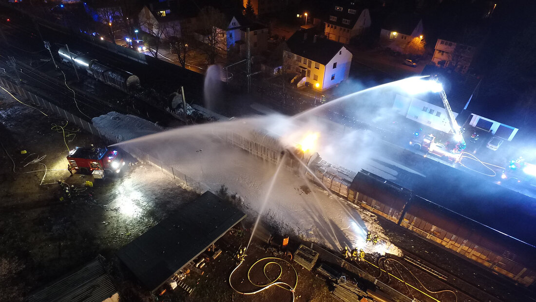 Extinguishing the freight train with water cannons