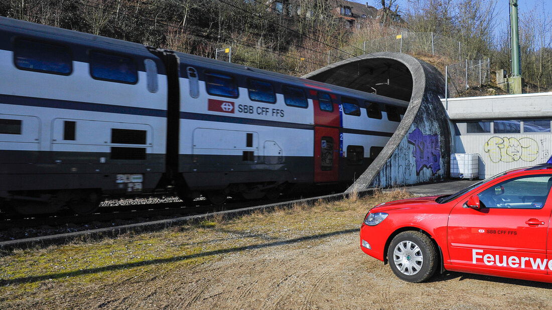 Portal eines Bahntunnels, das direkt mit Feuerwehr-Strassenfahrzeugen erreicht werden kann.