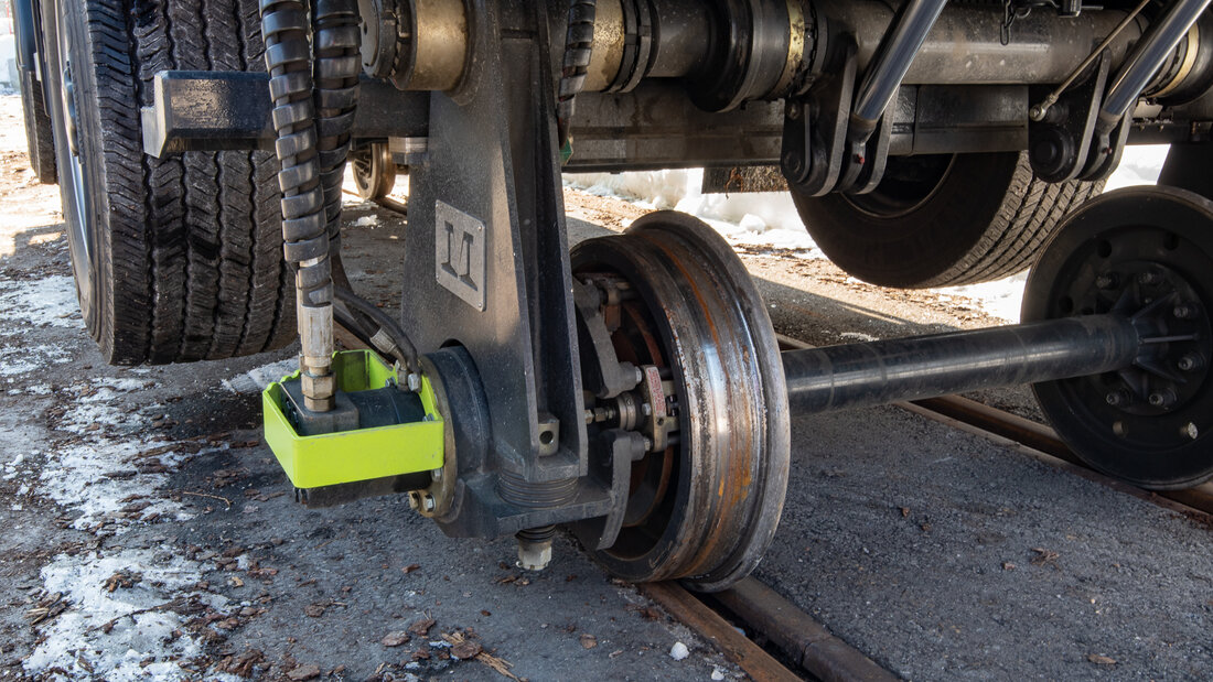 The wheelset of a road-rail vehicle consisting of two rail wheels and an axle with a drive unit