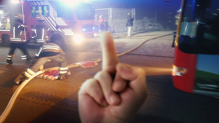 Symbolbild der häufigsten Drohgebärde gegen Einsatzkräfte