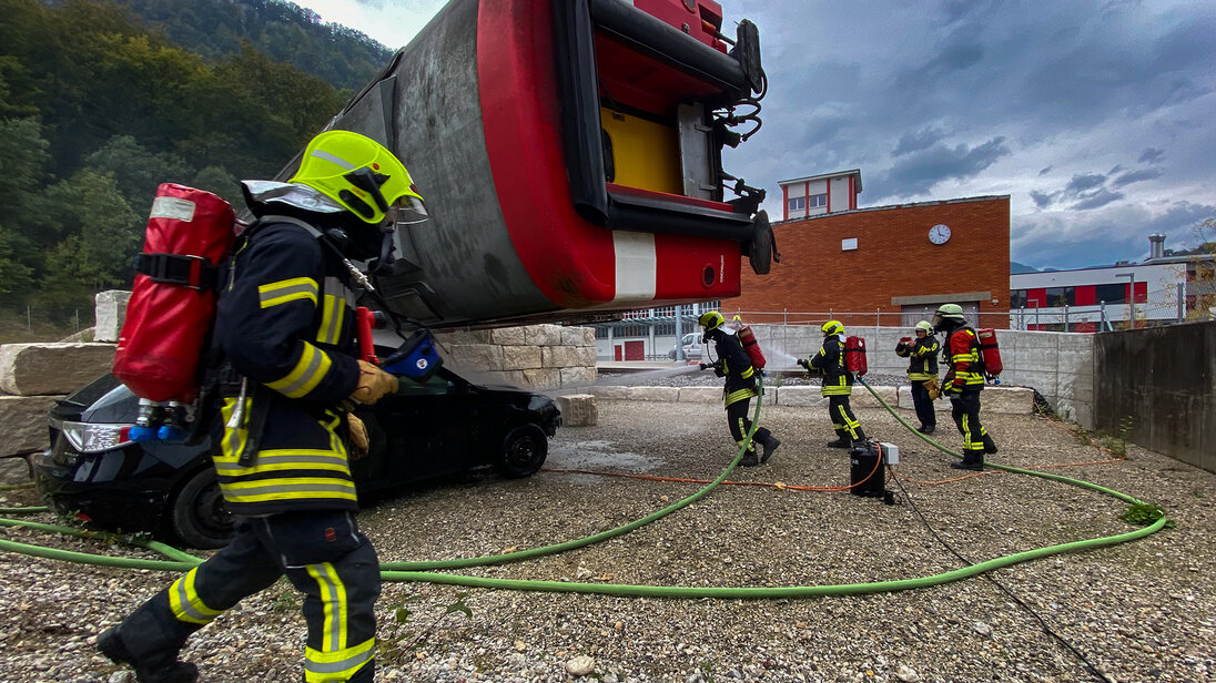 Ausbildung von Feuerwehrangehörigen an einem umgestürzten Bahnwagen