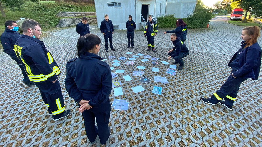 Feuerwehrangehörige vertiefen die Inhalte der Tunnelausbildung mit Bildern von Ausrüstungsgegenständen