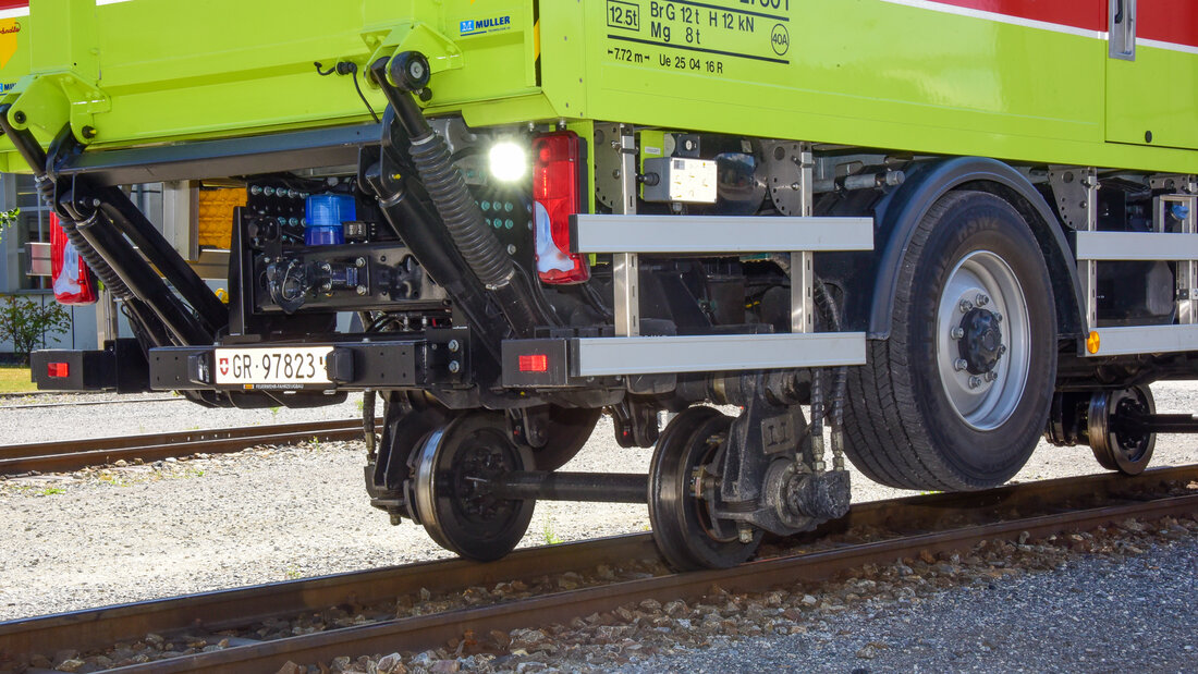 Detailaufnahme eines ausgefahrenen Schienenradsatzes eines Zweiwegefahrzeuges