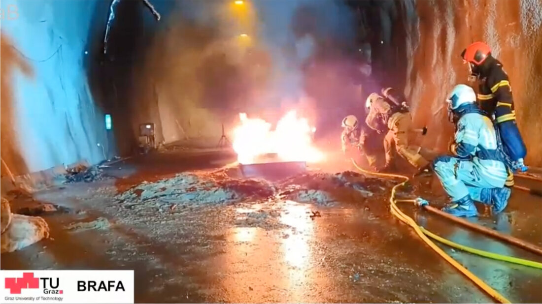 © TU Graz: Einsatz einer manuellen Löschlanze beim Brand eines PKW-Akkumulators Feuerwehrangehörige löschen einen PKW-Akkumulator mit Hilfe einer manuellen Löschlanze.