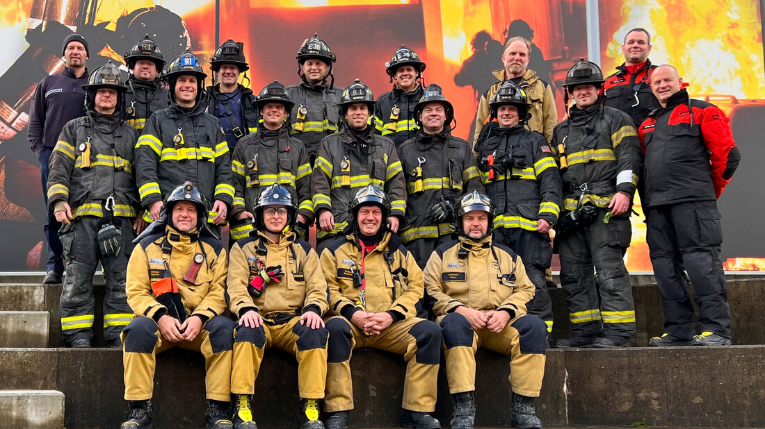 Les camarades sapeurs-pompiers de Seattle avec leurs instructeurs suisses