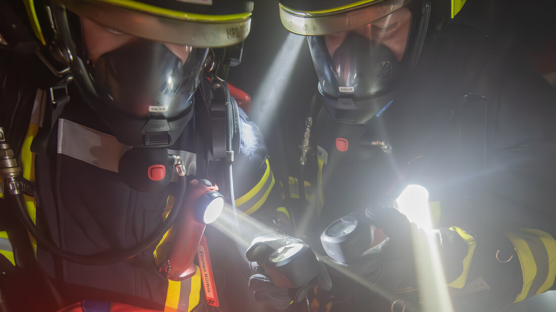 Vérification de la réserve d'air respirable Vérification de la réserve d'air respirable lors d'une intervention effectuée du côté de la sortie de l’air