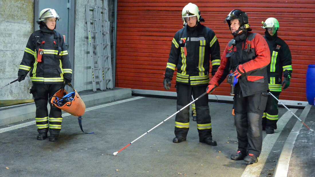 Feuerwehrangehörige erlernen die Handhabung des Suchstocks für die Suche nach Personen