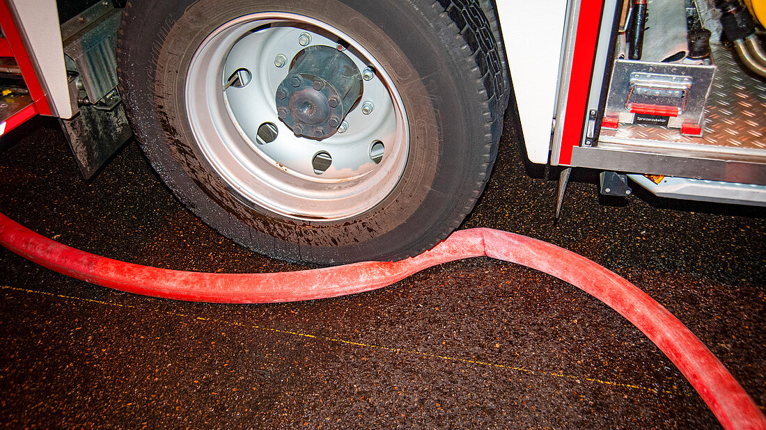 Ein Schlauch ist unter einem Reifen eingeklemmt, was den Durchfluss reduziert