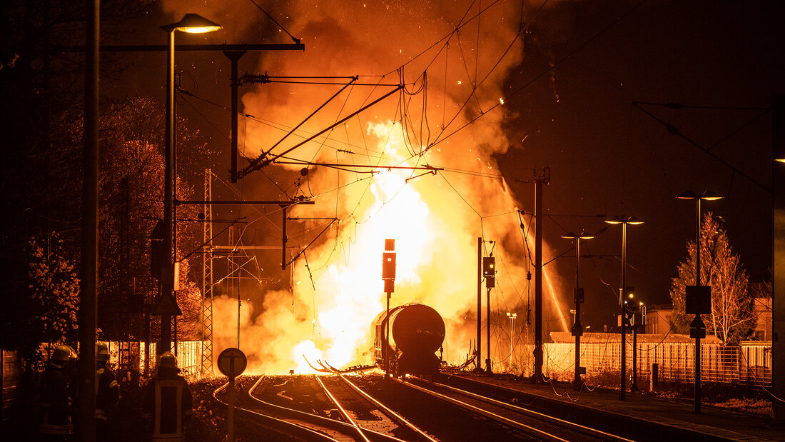 Train marchandises en feu dans une zone bâtie