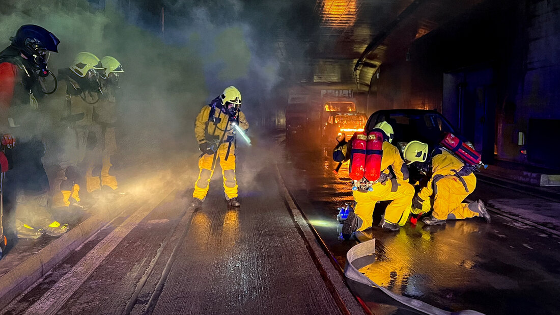 Training drill in the road tunnel Training drill in the tunnel